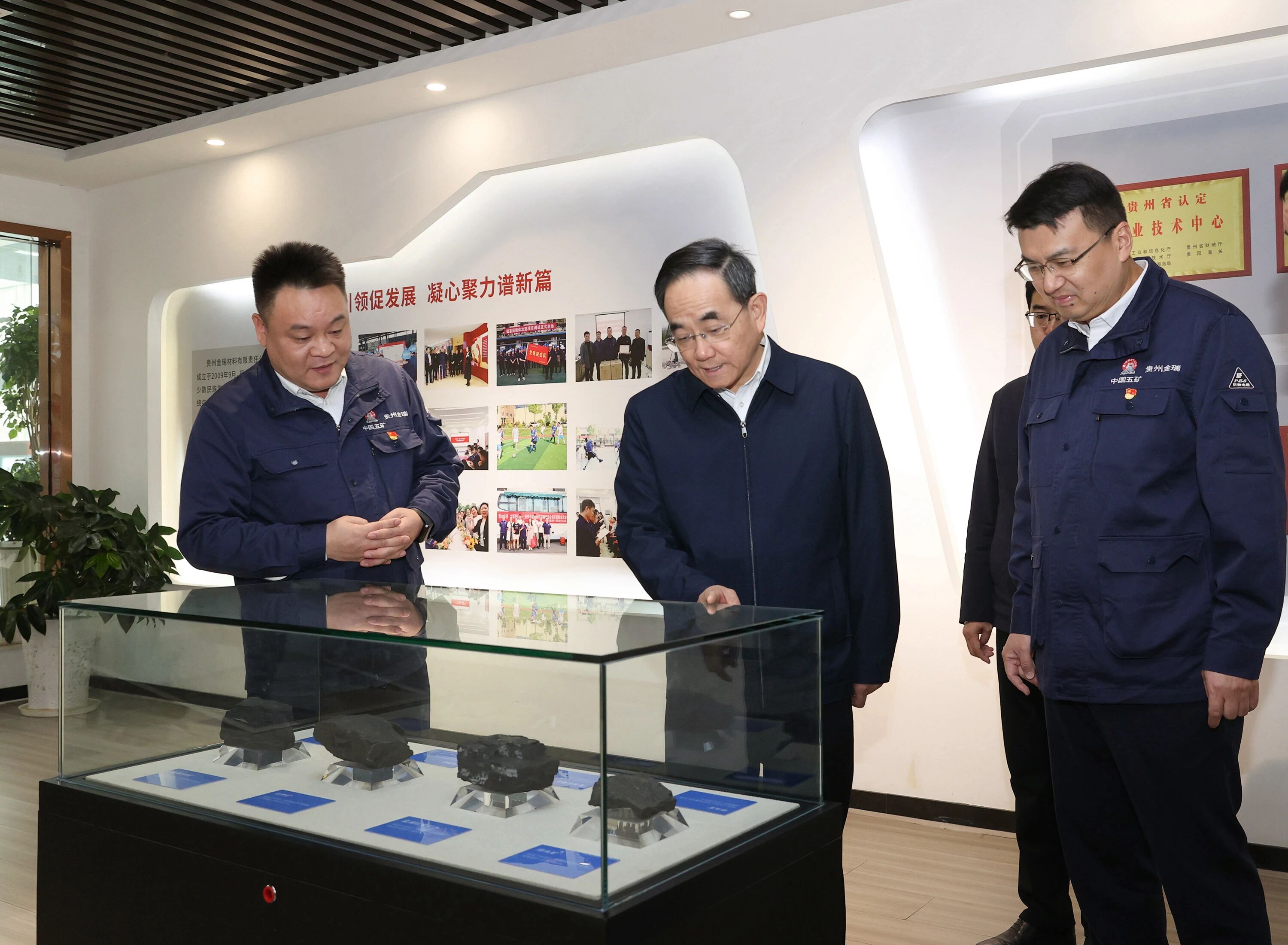 贵州省委书记徐麟到英国上市公司365所属贵州金瑞调研